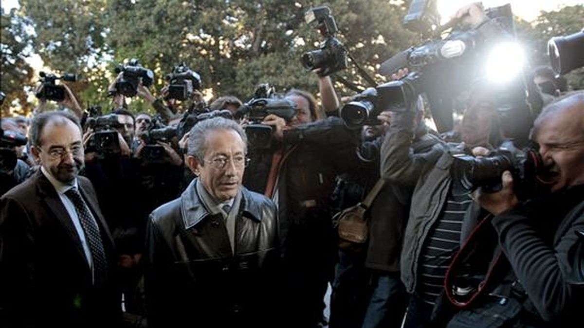 El portavoz del PSPV-PSOE en Les Corts Valencianes, Ángel Luna, el pasado lunes a su llegada al Tribunal Superior de Justicia de la Comunitat Valenciana para prestar declaración como imputado por un supuesto delito de cohecho tras una querella interpuesta por el portavoz parlamentario del PP, Rafael Blasco. EFE