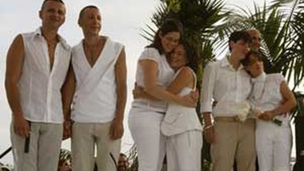 En Tel Aviv, varias parejas del mismo sexo contrajeron matrimonio en un ceremonia de grupo. FOTO: AP