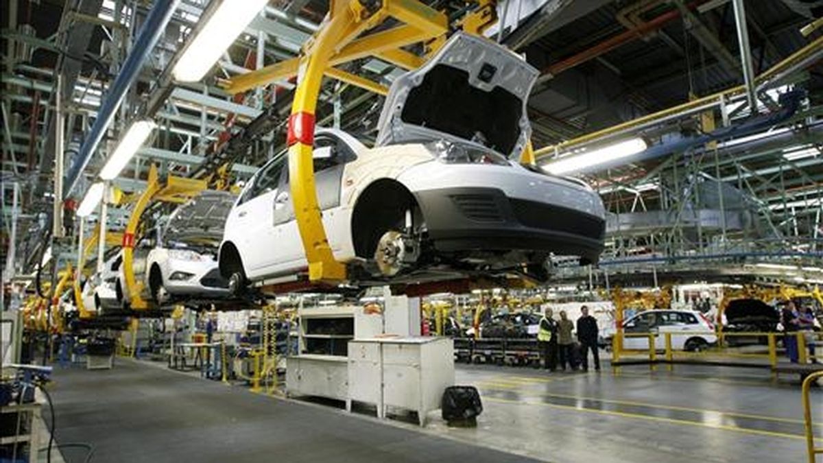 Fotografía de archivo, tomada el 04-02-08, de una cadena de montaje de la factoria de Ford en Almussafes (Valencia). EFE/Archivo
