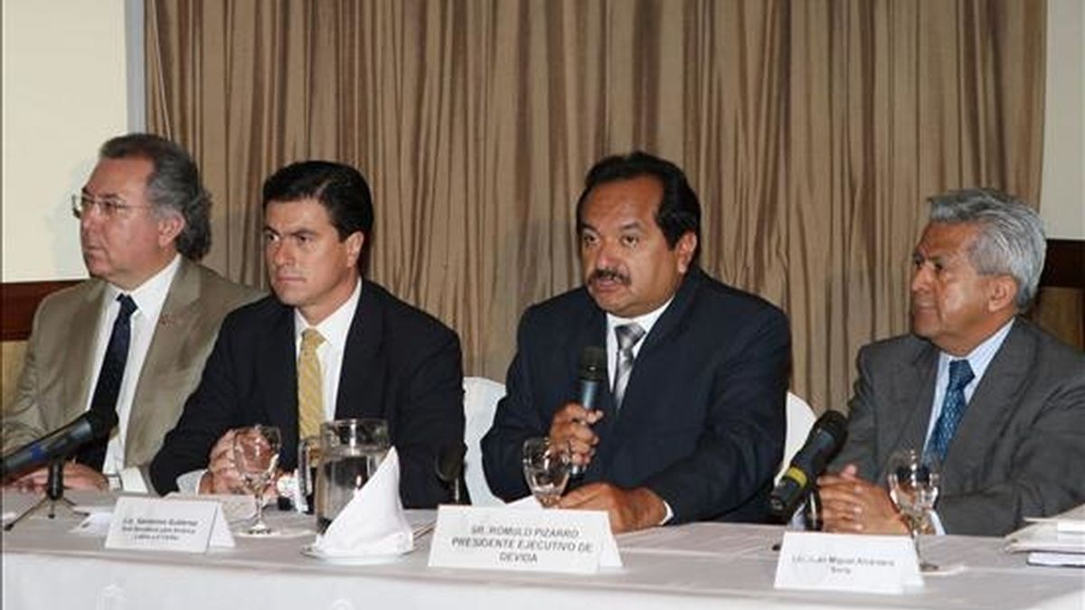 El presidente ejecutivo de la Comisión Nacional para el Desarrollo y Vida sin Drogas (DEVIDA), Rómulo Pizarro (2, d) y el subsecretario para América Latina y el Caribe de la Cancillería de México, Gerónimo Gutiérrez (2 i), participan de una conferencia de prensa sobre narcotráfico en la región en Lima, Perú. EFE