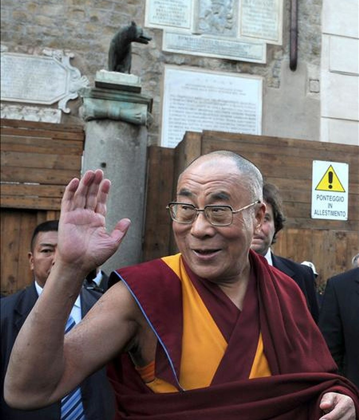 El Dalai Lama, líder espiritual del Tíbet, saluda a su llegada al Ayuntamiento de Roma, Italia, durante el acto en el que recibió la "ciudadanía honoraria" de la capital italiana, hoy, 9 de febrero. El Dalai Lama anunció hoy que está "preparado" para retirarse "en breve" de los asuntos políticos del Tibet, puesto que se ha consolidado "un sistema democrático desde 2001". EFE
