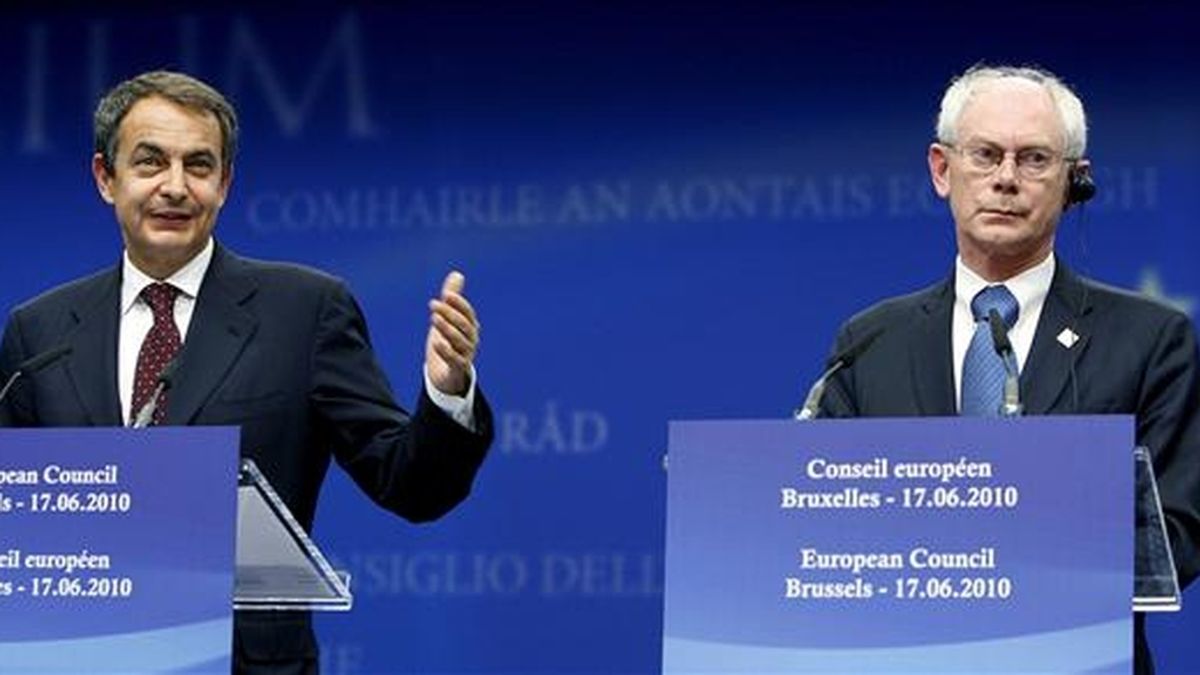 El presidente del Gobierno español, José Luis Rodriguez Zapatero (i), y el presidente del Consejo Europeo, Herman Van Rompuy. EFE/Archivo