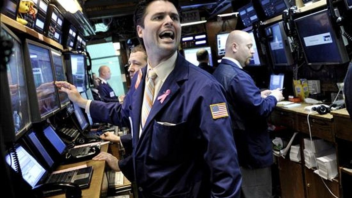 El Dow Jones de Industriales, el indicador más importante de la Bolsa de Nueva York, avanzó hoy más de 200 puntos y cerró en 7.978 unidades, lo que supone el tercer día consecutivo de subidas. EFE