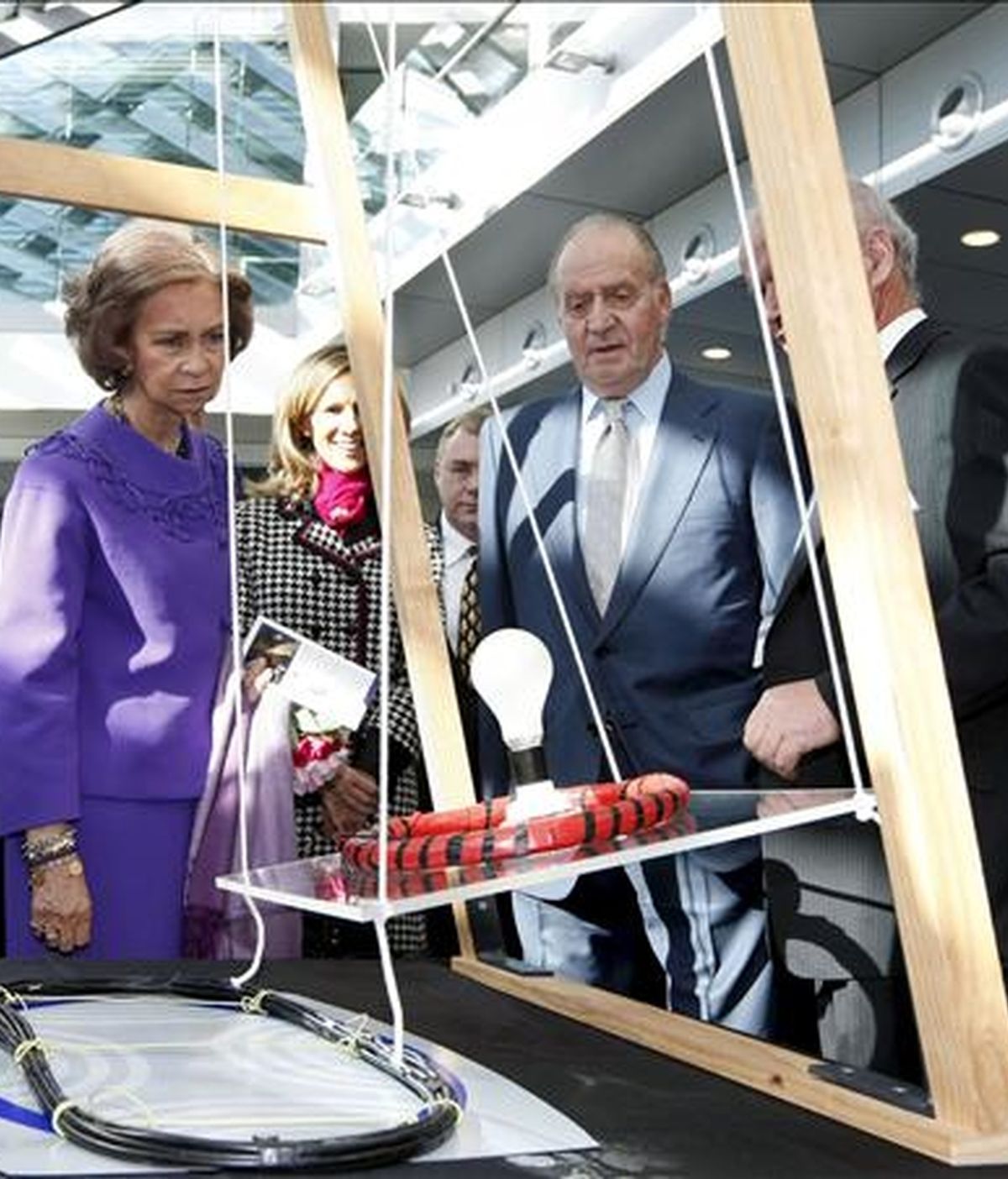 Los Reyes de España, durante su visita a una exposición relativa a diversos proyectos de investigación de la Universidad de Auckland, incluido en la segunda visita de Estado que realizan los monarcas a Nueva Zelanda. EFE
