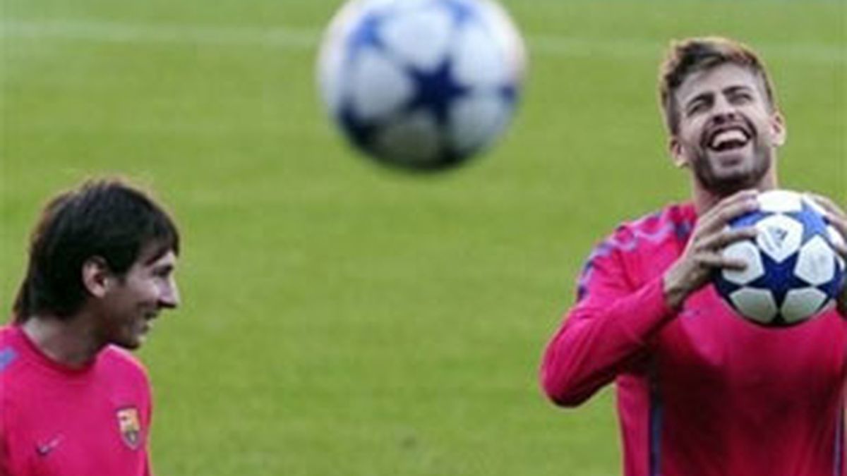 Messi y Piqué durante el entrenamiento en el Camp Nou. Foto: AP