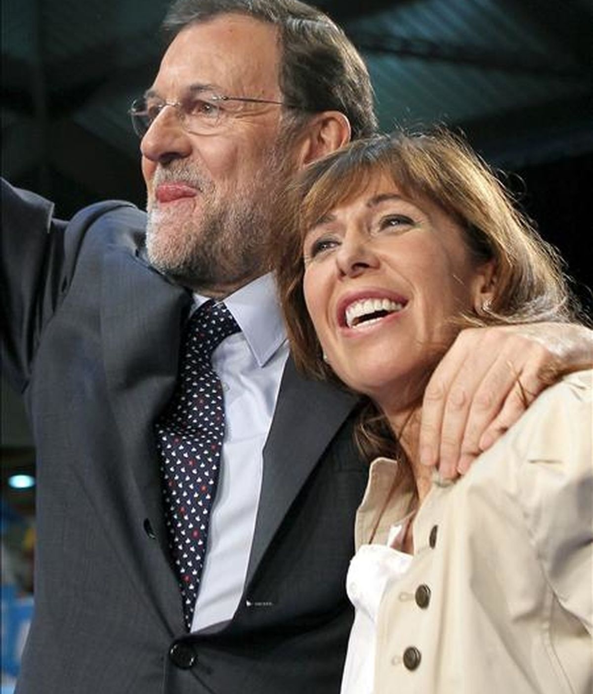 El presidente del Partido Popular, Mariano Rajoy, acompañado de su homóloga en Cataluña ( PPC ) y candidata a la presidencia de la Generalitat, Alicia Sánchez-Camacho, durante el mitin central de campaña celebrado esta noche en Hospitalet de Llobregat (Barcelona). EFE