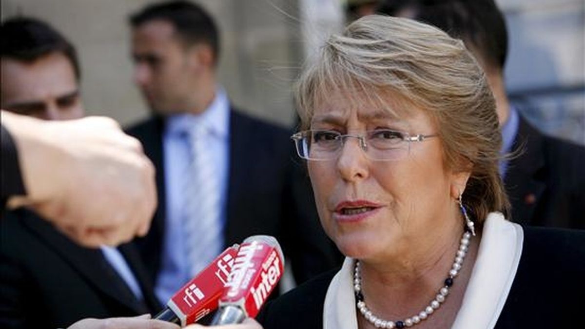 La presidenta Bachelet formó por algunos minutos una guardia de honor en torno al féretro, junto a Isabel y Carmen Paz -las hijas del matrimonio Allende-Bussi-. EFE/Archivo