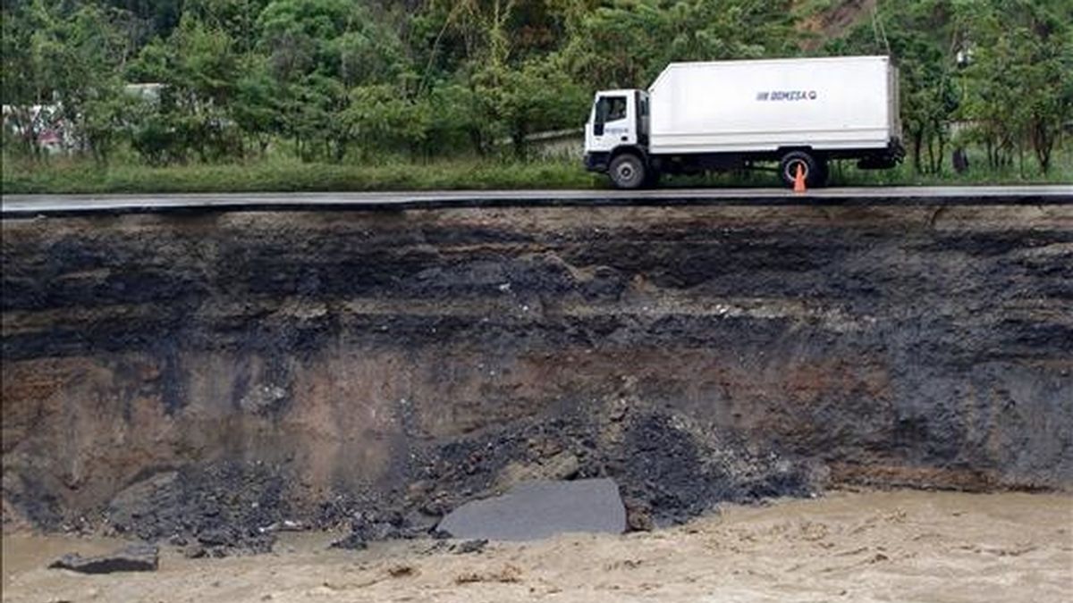 Fotografía cedida por la entidad de Protección Civil de Miranda, en la que se observa el desprendimiento que tuvo lugar en la autopista que une las localidades de Guatire y Barlovento (50 km al este de Caracas), en el Estado de Miranda (Venezuela). EFE