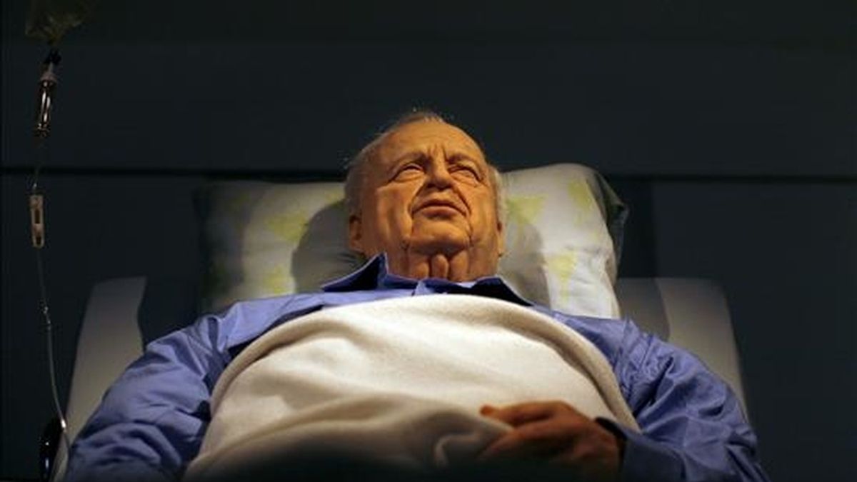 Escultura a tamaño real del presidente israelí Ariel Sharon en estado de coma en la cama de un hospital, expuesta en la galería de arte Kishon de Tel Aviv, Israel. EFE