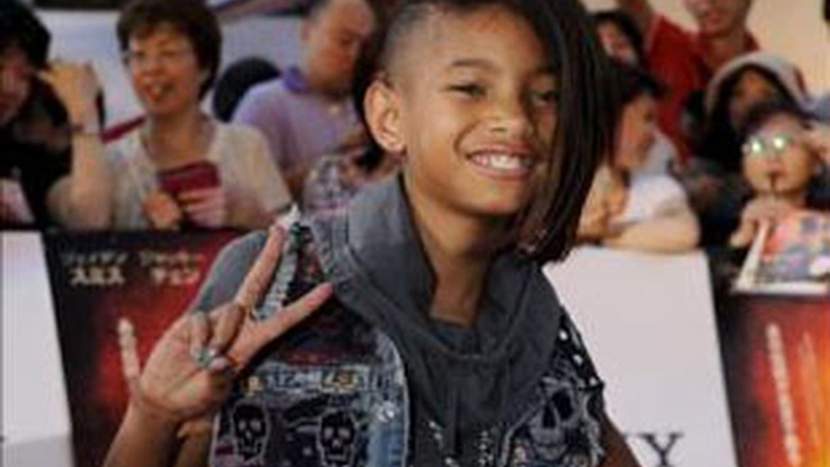 La hija del famoso actor Will Smith, Willow Smith, saluda a su llegada al preestreno de la película "Karate Kid" en la que su hermano Jaden Smith es protagonista en Tokio, Japón, el pasado mes de agosto. EFE/Archivo