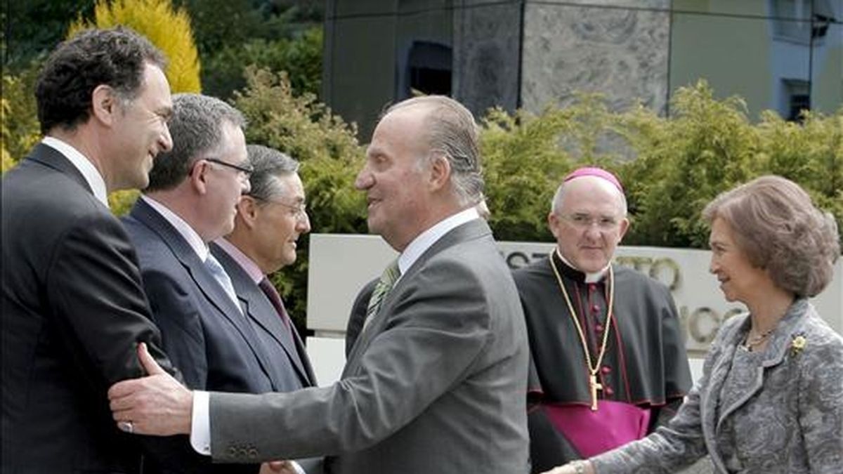 El rey Juan Carlos saluda al consejero de Salud del Principado, José Ramón Quiros (i), en presencia de la Reina, durante la inauguración del Departamento de Investigación Básica del Instituto Oftalmológico Fernández-Vega, en Oviedo. EFE