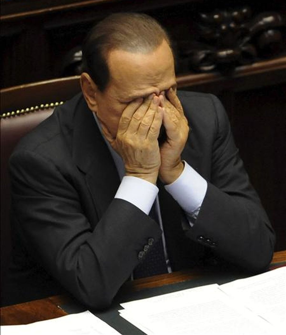 El primer ministro italiano Silvio Berlusconi gesticula durante la sesión del Congreso italiano celebrada en Roma, Italia, el 29 de septiembre de 2010. EFE/Archivo