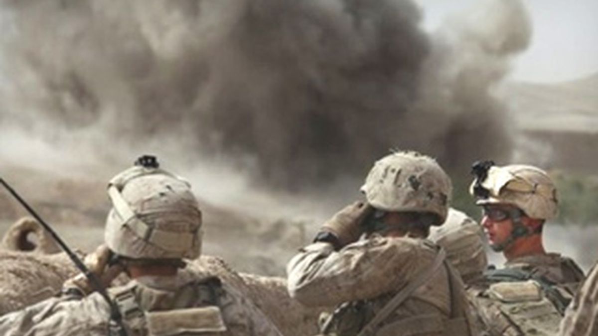 Soldados norteamericanos comtemplan la explosión producida en un bombardeo durante la operación que se está llevando a cabo en la provincia de Helmand. Foto: AP