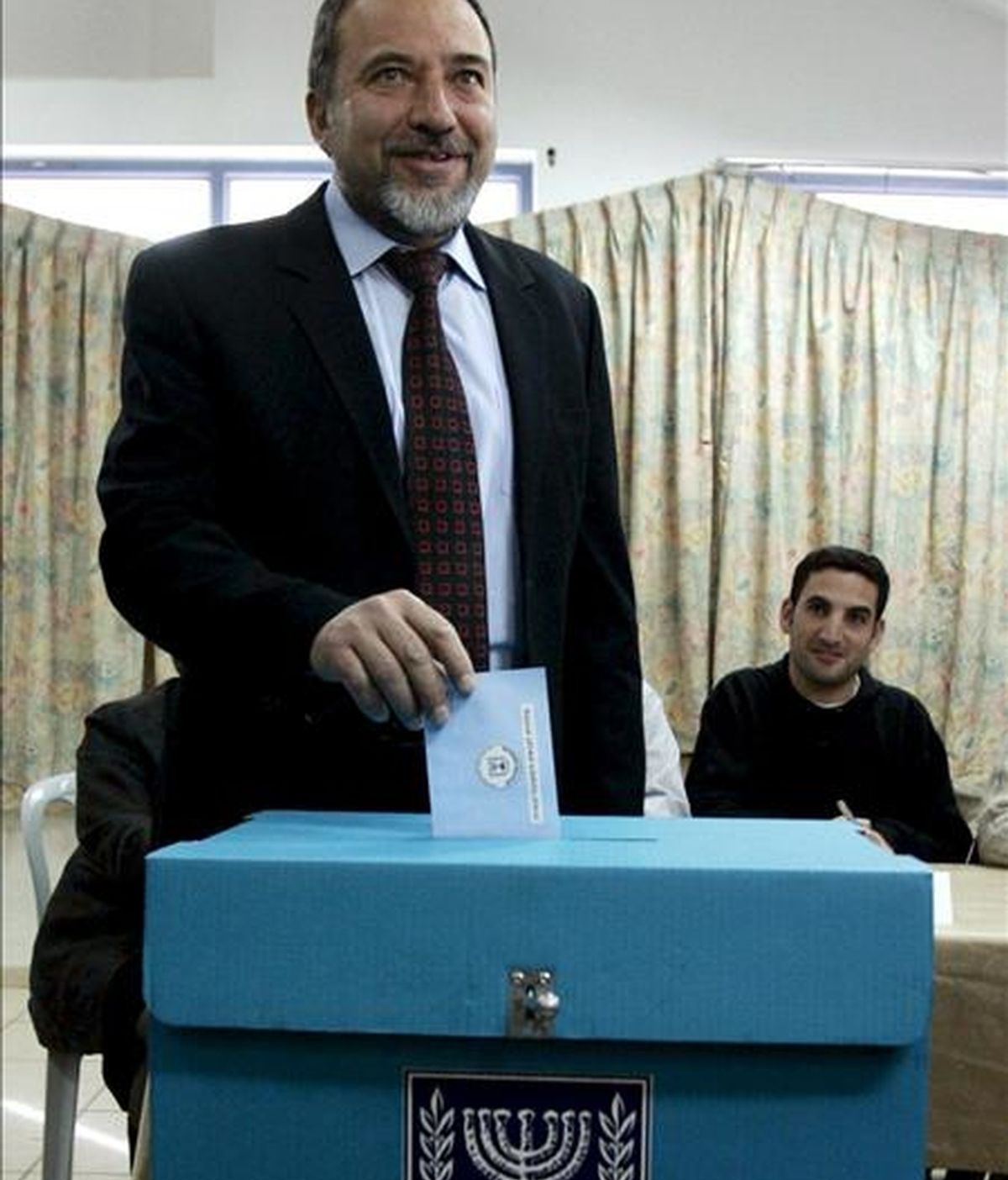 El líder del partido de extrema derecha Yisrael Beiteinu (Israel Nuestro Hogar), Avigdor Lieberman, deposita su voto en un colegio electoral en el asentamiento judío cisjordano de Nokim. EFE