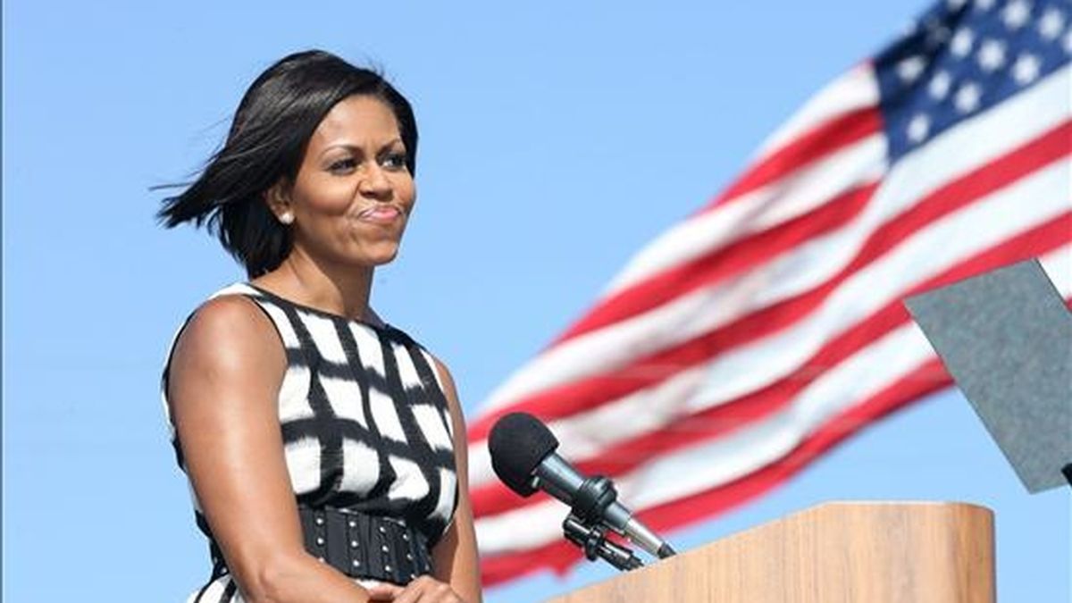La esposa del presidente Barack Obama ocupa el puesto más alto del listado que elabora la publicación anualmente debido a su gran popularidad entre los estadounidenses. EFE/Archivo