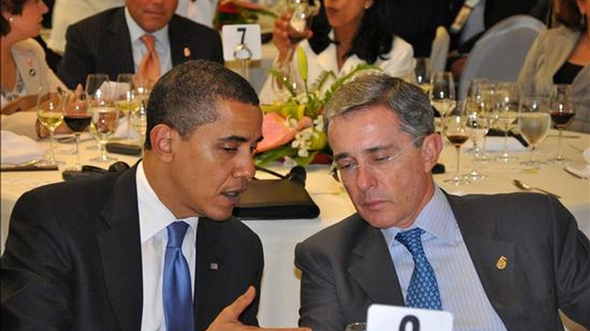 Imagen del presidente de Estados Unidos, Barack Obama (i), junto a su homólogo de Colombia, Álvaro Uribe, durante la Quinta Cumbre de las Américas. EFE/Archivo
