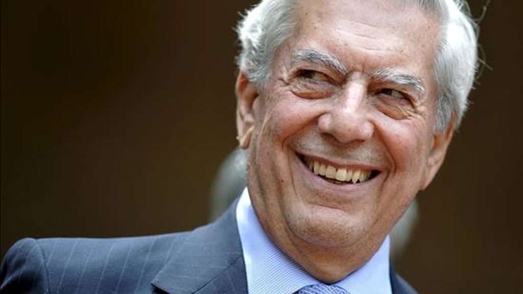 Fotografía de archivo tomada en la Biblioteca Valenciana antes de impartir una conferencia, del escritor peruano Mario Vargas Llosa, ganador del Premio Nobel de Literatura 2010, según anunció hoy la Academia Sueca. EFE/Archivo Fotografía de archivo tomada en la Biblioteca Valenciana antes de impartir una conferencia, del escritor peruano Mario Vargas Llosa, ganador del Premio Nobel de Literatura 2010, según anunció hoy la Academia Sueca. EFE/Archivo