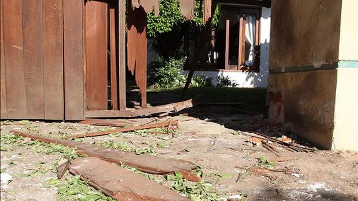 Imagen en la que se observan los destrozos causados por un atentado con dinamita que fue perpetrado en la madrugada en la puerta principal de la casa del presidente de la Conferencia Episcopal Boliviana (CEB), cardenal Julio Terrazas, en Santa Cruz (Bolivia). EFE