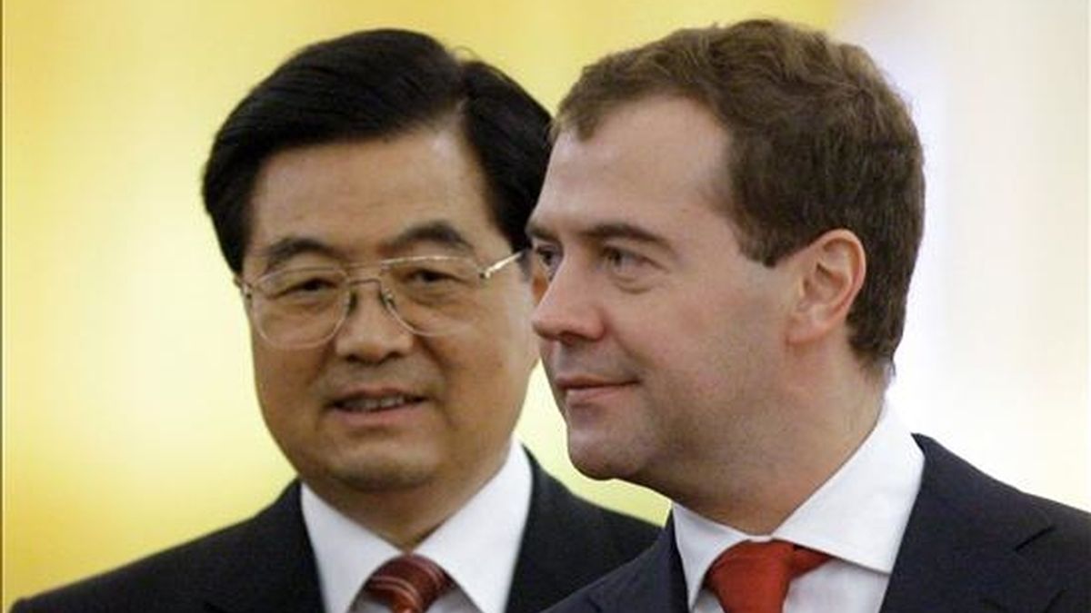 Los presidentes de Rusia, Dmitri Medvédev (dcha.), y China, Hu Jintao, hoy en Moscú. EFE