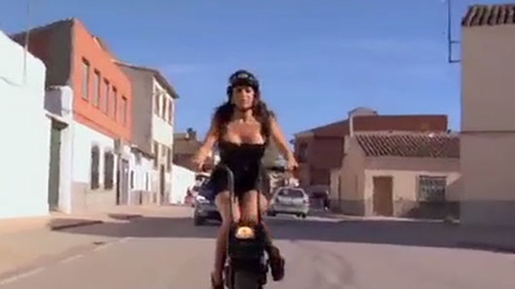 Sonia Monroy, protagonista de un sensual paseo en moto