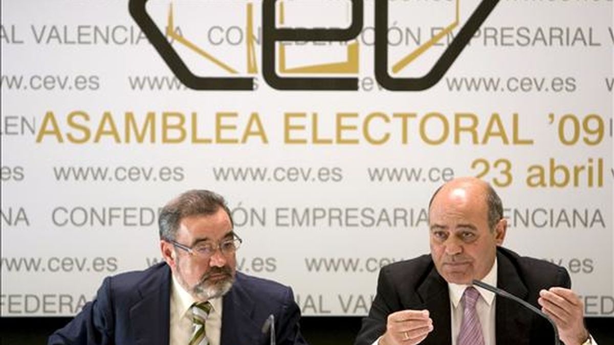 El presidente de la CEOE, Gerardo Díaz Ferrán (d), junto al de la Confederación Empresarial Valenciana (CEV), Jose Vicente González, después de ser reelegido en la asamblea electoral. EFE