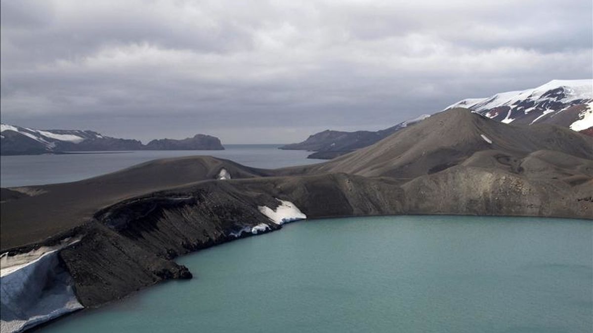 Fotografía facilitada por el CSIC de la caldera volcánica de la Isla Decepción, una de las más activas de la Antártida y actualmente ocupada por el mar. EFE/Archivo