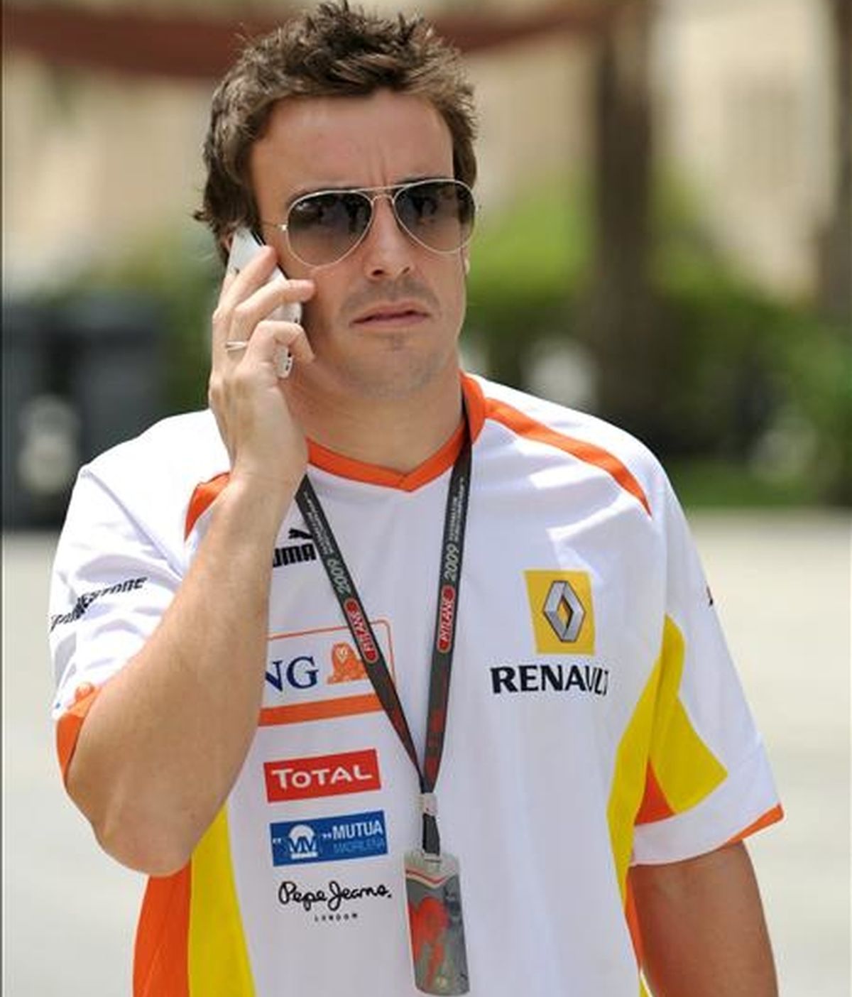 El piloto de Fórmula Uno Fernando Alonso, de Renault, durante su visita al circuito internacional de Bahrein, hoy en Sakhir (Bahrein). EFE