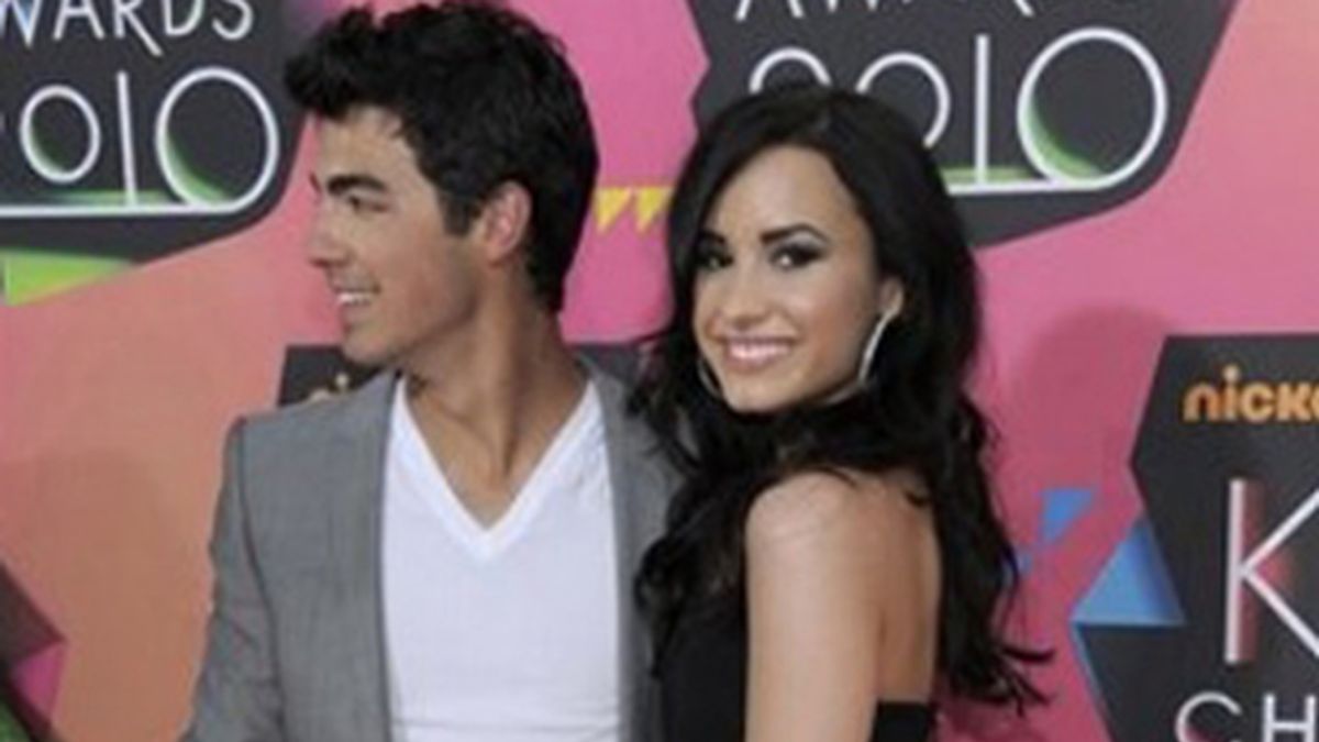 Joe Jonas busca un anillo para Demi Lovato. Foto: AP/Archivo