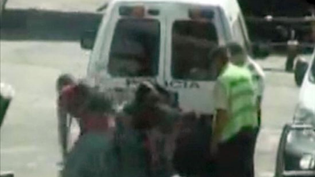 Imagen del vídeo en el que varios policías inmovilizaban en el aeropuerto de Madrid-Barajas a un ciudadano senegalés que iba a ser expulsado a su país. EFE/Archivo