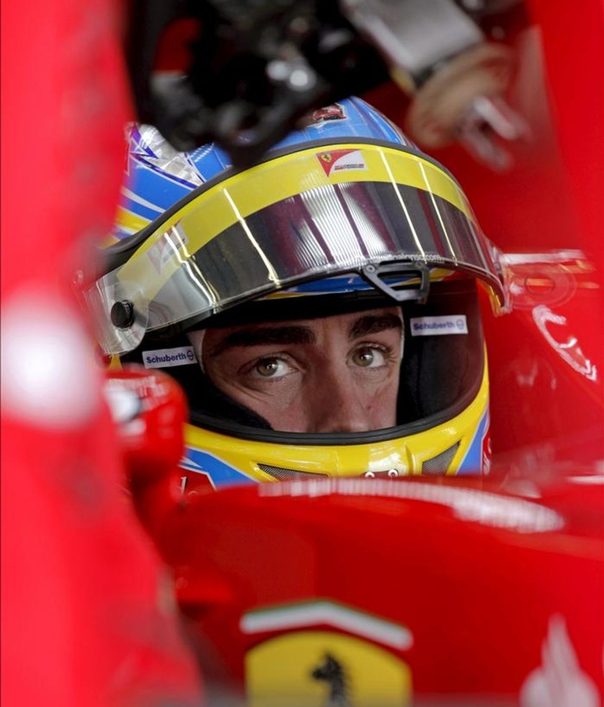 El piloto español Fernando Alonso, de la escudería Ferrari, en su monoplaza durante la segunda sesión de entrenamientos libres para el Gran Premio de Turquía de Fórmula Uno en el circuito de Estambul. La carrera se disputará el próximo 8 de mayo. EFE
