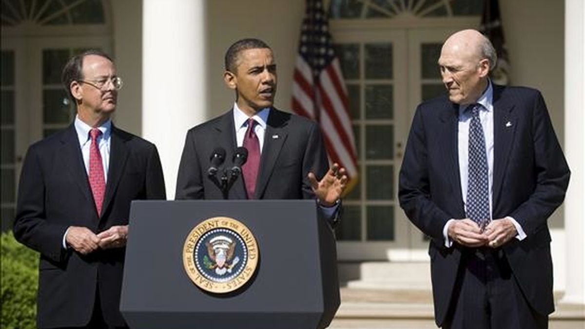Imagen del presidente de EE.UU., Barack Obama (c), con los copresidentes de la comisión federal, Alan Simpson (i) y Erskine Bowles (d) el pasado 27 de abril de 2010. EFE/Archivo