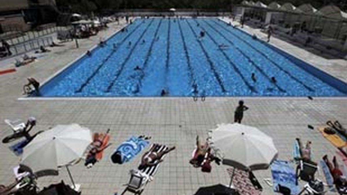 Las piscinas, la mejor forma de pasar las horas de mayor calor en la capital. Foto: EFE.