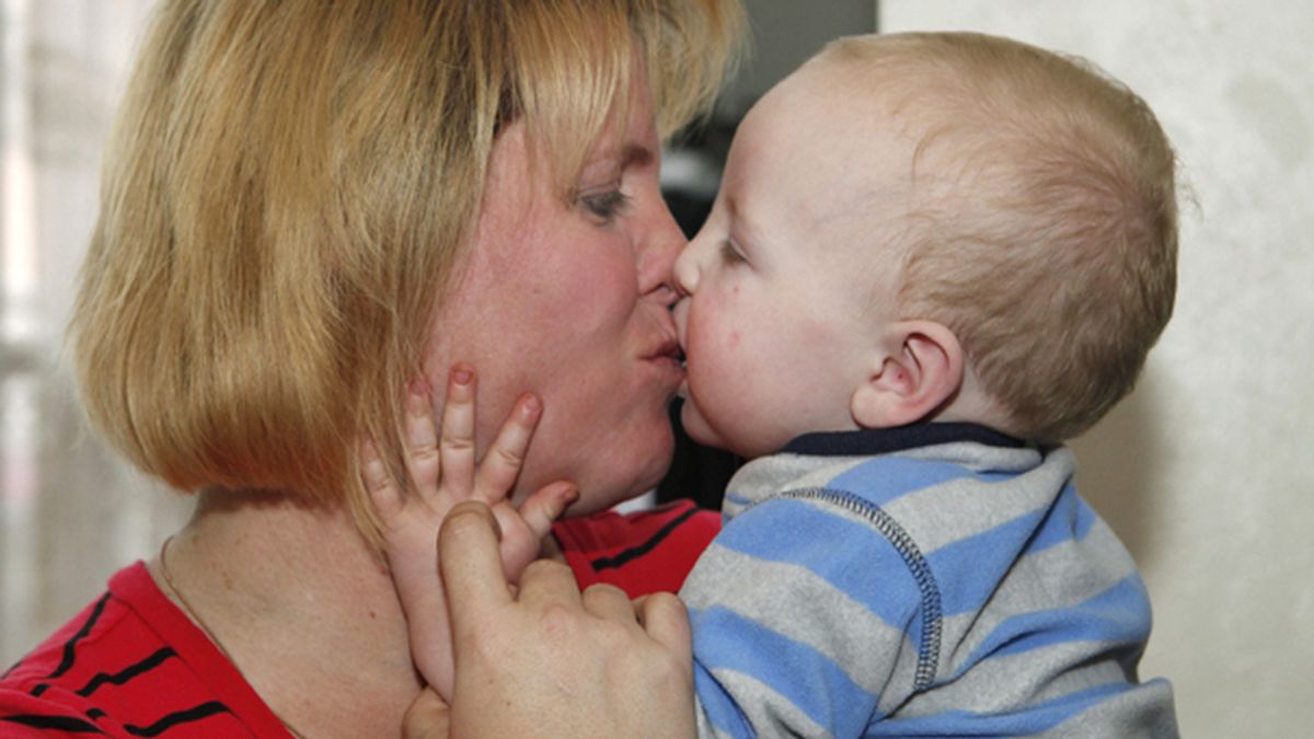 La madre sufrió un paro cardíaco durante el parto de su bebé, que fue salvado 'in extremis'. Ahora celebran juntos un año después su vuelta a la vida. Foto GTRES ONLINE La madre sufrió un paro cardíaco durante el parto de su bebé, que fue salvado 'in extremis'. Ahora celebran juntos un año después su vuelta a la vida. Foto GTRES ONLINE