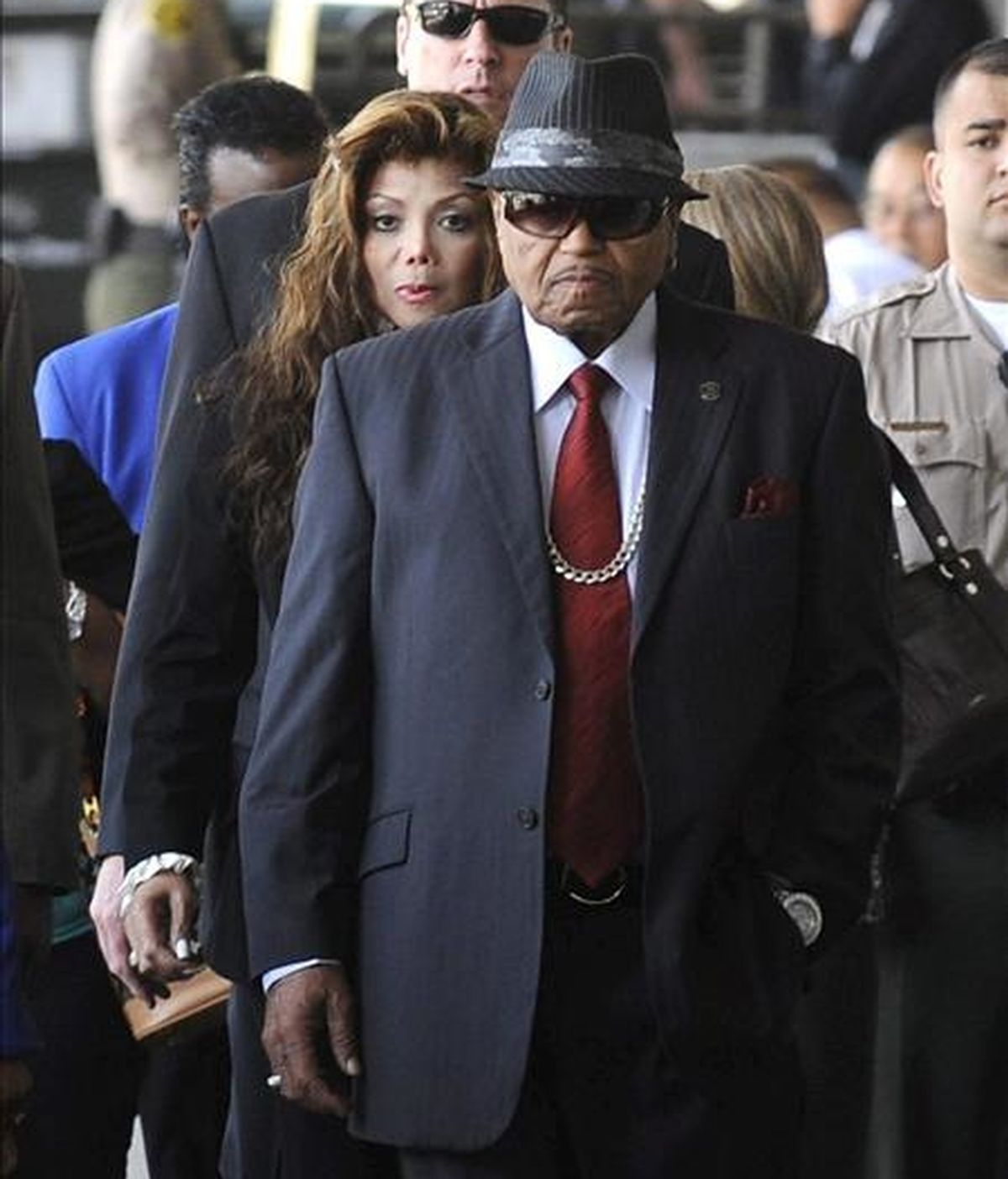 Joe Jackson, (delante), LaToya Jackson (detrás), padre y hermana del fallecido Michael Jackson. EFE/Archivo
