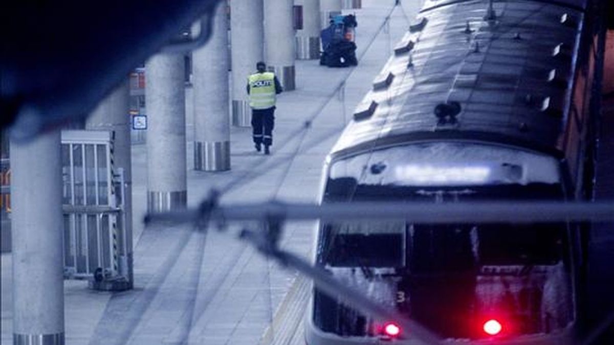 Un policía noruego camina en la plataforma de la estación de trenes de Gardermoen (Noruega) después de que ésta fuera evacuada tras hallar una nota en la que se avisaba que un tren cubriendo la ruta Oslo-Lillehammer llevaba una bomba. EFE Un policía noruego camina en la plataforma de la estación de trenes de Gardermoen (Noruega) después de que ésta fuera evacuada tras hallar una nota en la que se avisaba que un tren cubriendo la ruta Oslo-Lillehammer llevaba una bomba. EFE