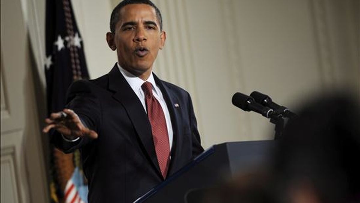 El presidente de EE.UU., Barack Obama, habla hoy durante su primera rueda de prensa en el Salón Este de la Casa Blanca en Washington, DC (EE.UU.). Obama dijo que su Gobierno investigará casos "claros" de delitos cometidos por torturas infringidas a detenidos. EFE