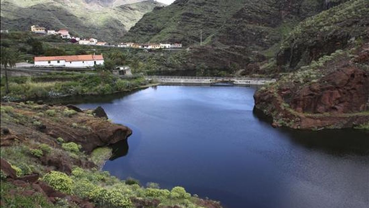 La presa de Izcague, en el barranco de San Sebastián, situada entre los embalses de Chejelipes y Palacios, en San Sebastián de la Gomera. EFE/Archivo