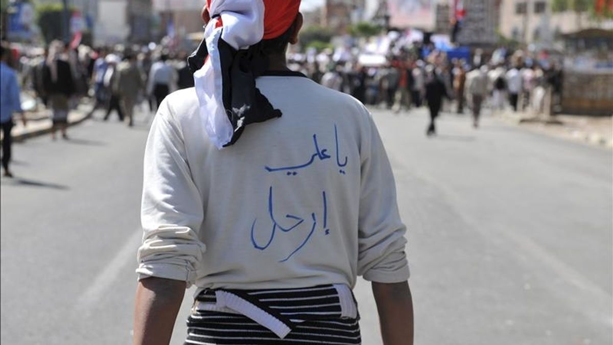 Un manifestante opositor con un jersey en el que lleva escrito el mensaje en árabe "Vete oh Ali" se dirige a una manifestación contra el régimen del presidente yemení, Ali Abdalá Saleh, en Saná (Yemen). EFE