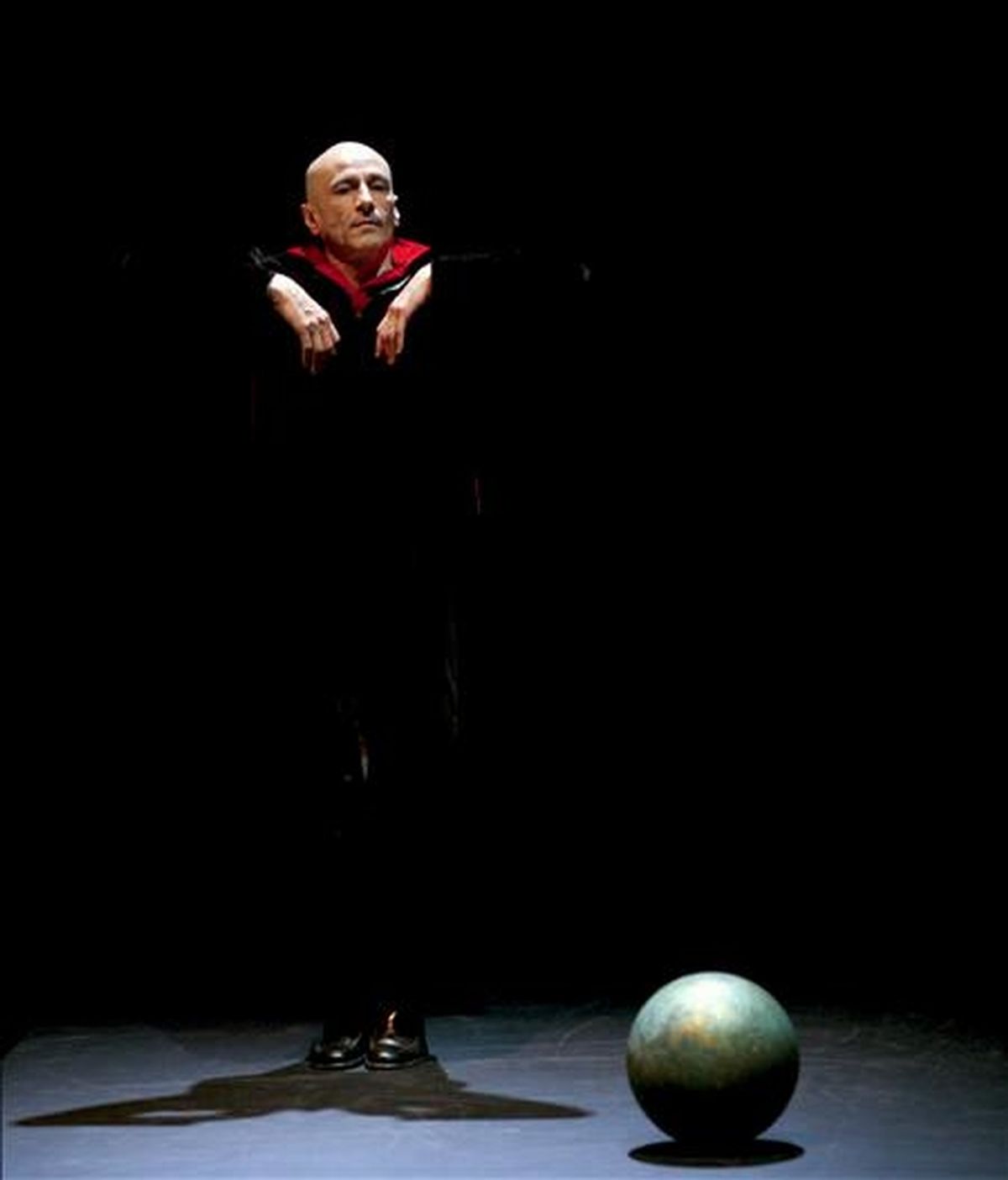 El coreógrafo Cesc Gelabert durante el pase gráfico de "Sense Fi-Conquassabit", una coreografía sobre la aceleración y la fragmentación de la vida moderna, que se estrena mañana en el teatro Lliure de Barcelona. EFE
