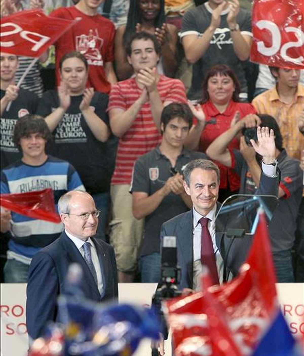 El presidente del Gobierno, José Luis Rodríguez Zapatero (d), y el presidente de la Generalitat, José Montilla, saludan durante el acto central de campaña del PSC que ha tenido lugar esta tarde en Barcelona. EFE