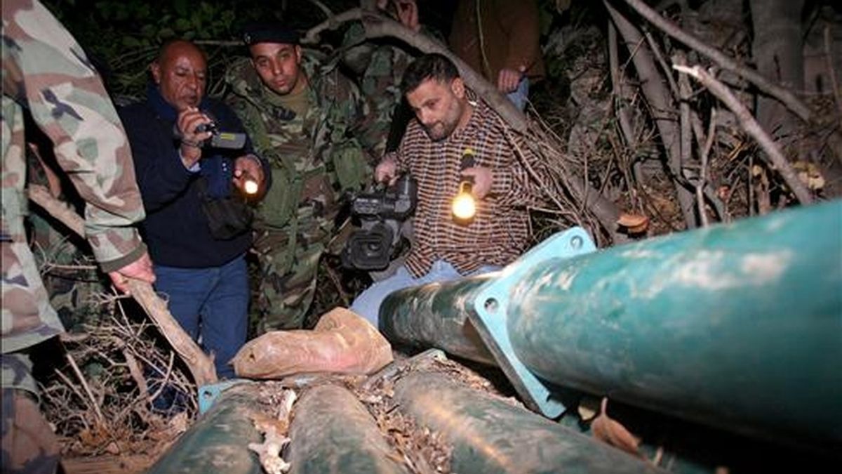Un grupo de soldados libaneses inspecciona los cinco misiles encontrados hoy en el norte de Nakura. EFE