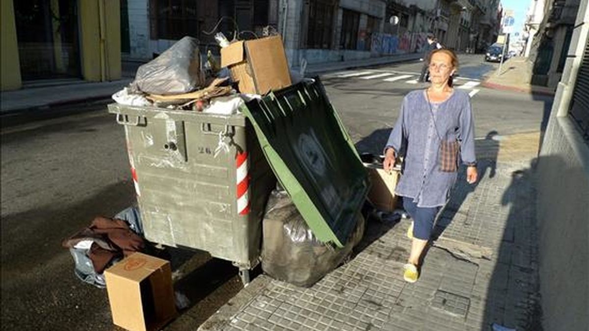 Detalle de un contenedor de basura, en Montevideo (Uruguay). EFE