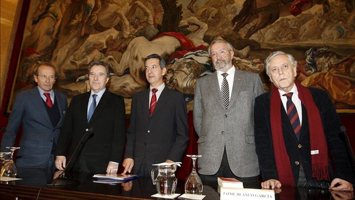 El secretario de Estado de Defensa, Constantino Méndez (c); los periodistas Iñaki Gabilondo (2i), Miguel Ángel Aguilar (d), y Dario Valcarcel (i), y el diputado del PSOE, Jaime Blanco, (c), participan en la mesa redonda sobre "El 23-F: treinta años de perspectiva" celebrada esta tarde en Madrid. EFE El secretario de Estado de Defensa, Constantino Méndez (c); los periodistas Iñaki Gabilondo (2i), Miguel Ángel Aguilar (d), y Dario Valcarcel (i), y el diputado del PSOE, Jaime Blanco, (c), participan en la mesa redonda sobre "El 23-F: treinta años de perspectiva" celebrada esta tarde en Madrid. EFE