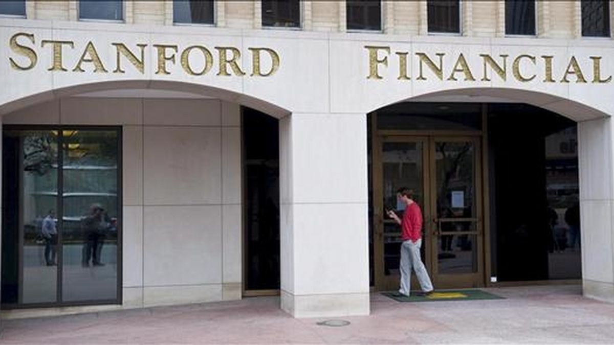 Vista del exterior de las oficinas del Stanford Financial Group en Houston, Texas (EE.UU.), que fueron clausuradas hoy, martes 17 de febrero. EFE/Archivo