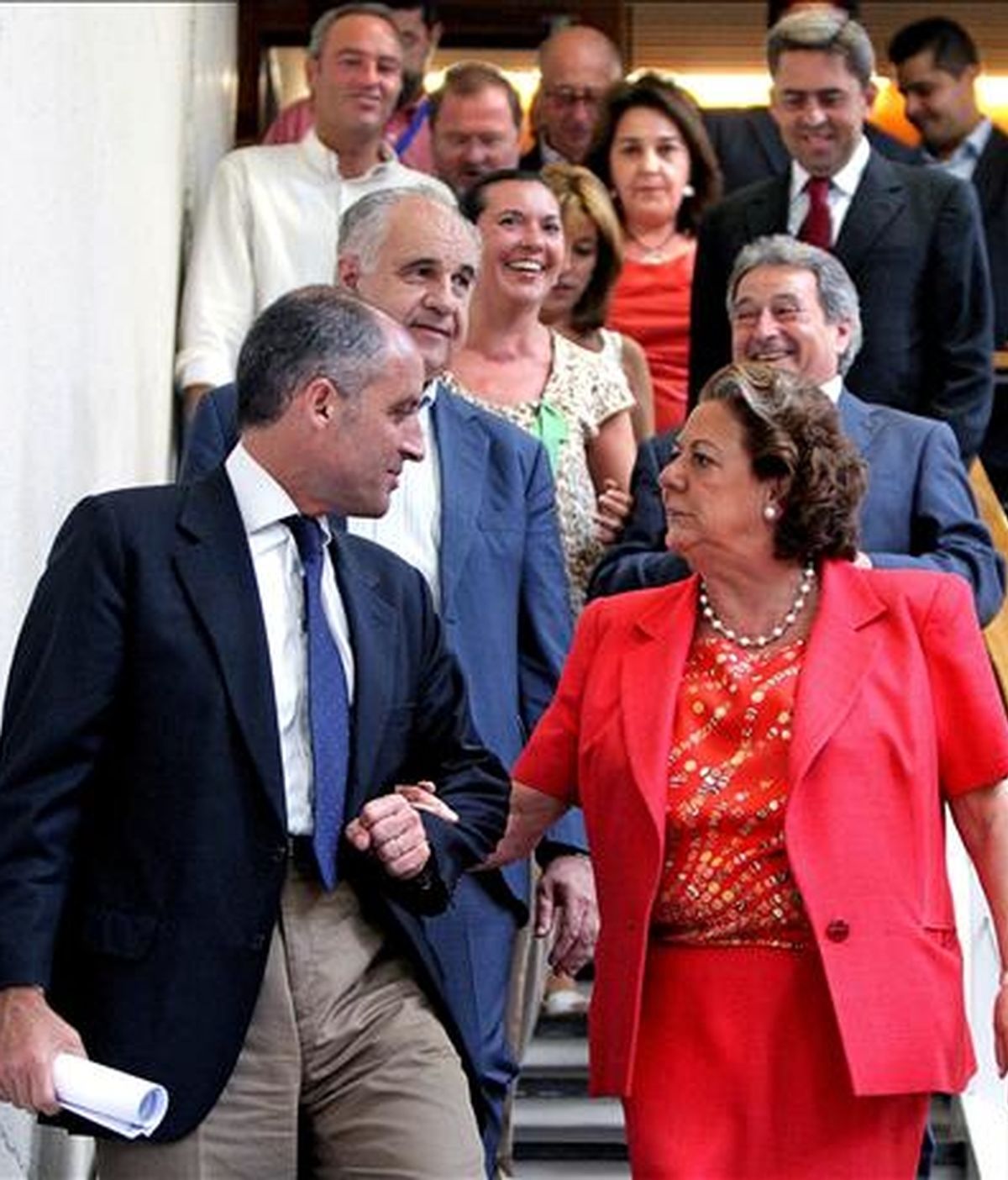 El president de la Generalitat, Francisco Camps, conversa con la alcaldesa de Valencia, Rita Barberá, a su llegada al Palau de la Música. EFE