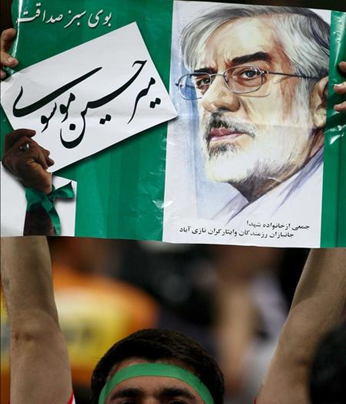 Un seguidor de la selección iraní de fútbol sostiene un cartel con la imagen del líder de la oposición, Mir Husein Musaví, durante el encuentro frente a Corea del Sur disputado hoy en Seúl. EFE