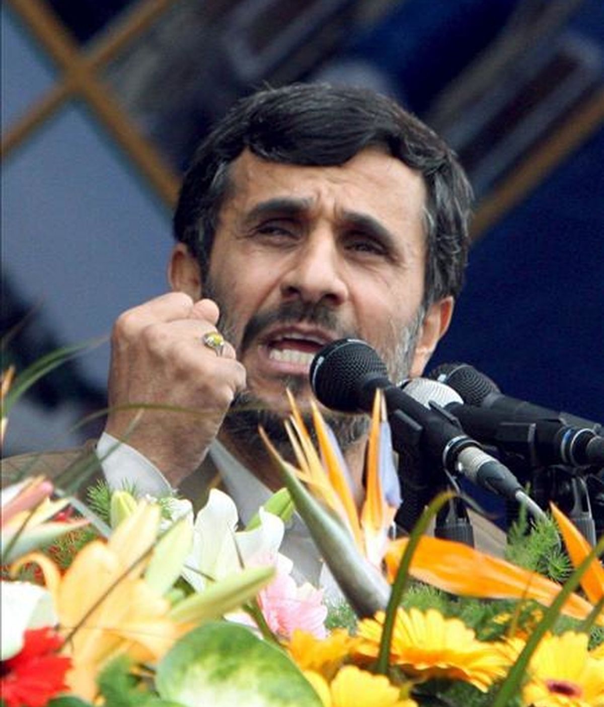 El presidente iraní, Mahmud Ahmadinejad, pronuncia un discurso durante la ceremonia conmemorativa por el 30 aniversario de la revolución islámica, en Teherán (Irán), hoy, 10 de febrero. Ahmadineyad aseguró que su país está dispuesto al diálogo con Estados Unidos, pero en condiciones de "igualdad y de respeto mutuo". El líder iraní hizo estas declaraciones en Teherán ante decenas de miles de personas con motivo de la celebración del 30 aniversario del triunfo de la revolución islámica y horas después de que el presidente de EEUU, Barack Obama, expresara su deseo de mantener un diálogo directo con Irán. EFE