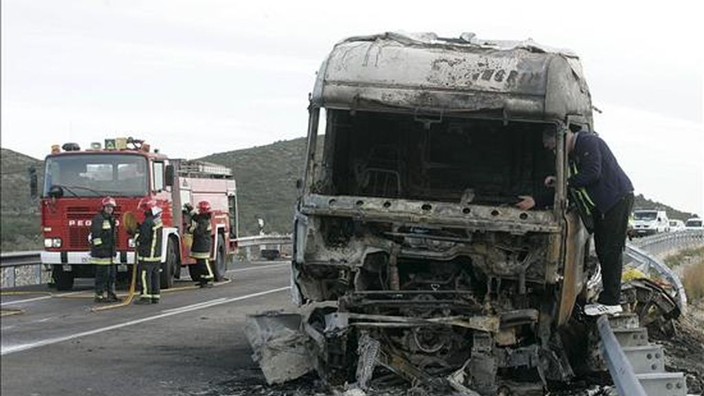 Dos hombres han muerto y otros dos han resultado heridos esta mañana al chocar un turismo y un camión (en la imagen) en la N-340 a la altura de la localidad castellonense de Santa Magdalena de Pulpis. EFE Dos hombres han muerto y otros dos han resultado heridos esta mañana al chocar un turismo y un camión (en la imagen) en la N-340 a la altura de la localidad castellonense de Santa Magdalena de Pulpis. EFE