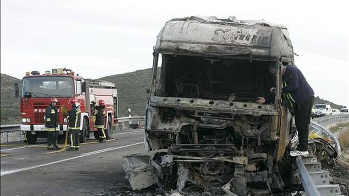 Dos hombres han muerto y otros dos han resultado heridos esta mañana al chocar un turismo y un camión (en la imagen) en la N-340 a la altura de la localidad castellonense de Santa Magdalena de Pulpis. EFE