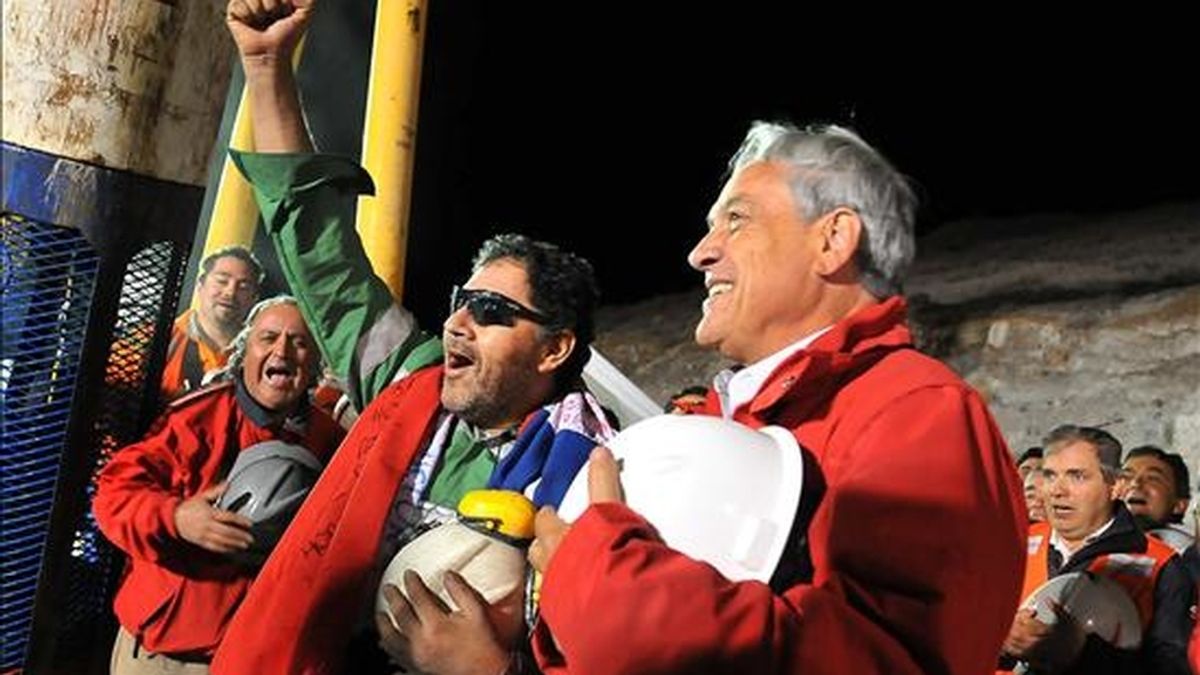 El último minero rescatado Luis Urzúa (i) celebra junto al presidente chileno, Sebastián Piñera, el pasado 13 de octubre. EFE/Archivo